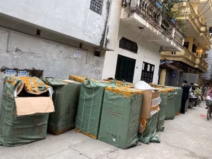 Lực lượng chức năng kiểm tra cơ sở kinh doanh tại quận Hoàng Mai. Ảnh: Tổng cục Quản lý thị trường
