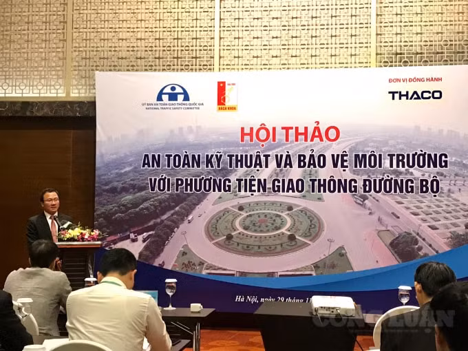 Phó chủ tịch Ủy ban an toàn giao thông quốc gia Khuất Việt Hùng phát biểu tại hội thảo