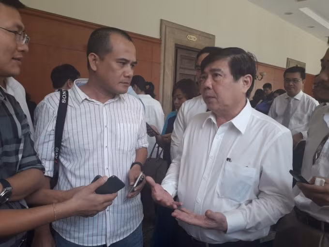 Chủ tịch UBND TP Nguyễn Thành Phong trao đổi với phóng viên về vụ việc dâm ô tại trung tâm hỗ trợ xã hội Tp. HCM - Ảnh: K.Đ.N