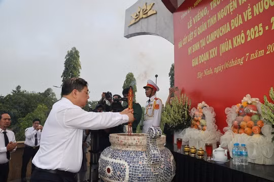 Phó Thủ tướng Thường trực Phạm Gia Túc dâng hương các anh hùng liệt sĩ tại Nghĩa trang Liệt sĩ Vĩnh Hưng - Tân Hưng - Ảnh: VGP