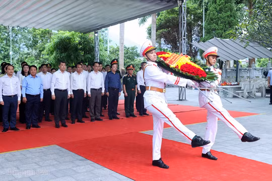 Thủ tướng Lê Minh Hưng dâng hương tại Nghĩa trang liệt sĩ quốc gia Vị Xuyên