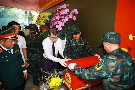 Thủ tướng Lê Minh Hưng tham gia cùng lực lượng tìm kiếm, quy tập hài cốt liệt sĩ tại Công viên Lê Thị Riêng. Ảnh: TTXVN