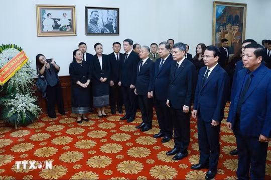Thủ tướng Lê Minh Hưng viếng Chủ tịch Quốc hội Lào Xaysomphone Phomvihane