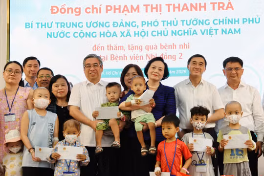 Phó Thủ tướng Phạm Thị Thanh Trà thăm và động viên bệnh nhi ung thư tại Bệnh viện Nhi đồng 2