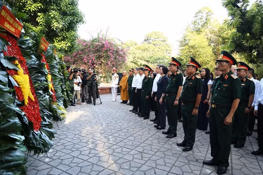 Phó Thủ tướng Phạm Thị Thanh Trà dâng hương tưởng niệm các anh hùng liệt sĩ tại Công viên Lê Thị Riêng