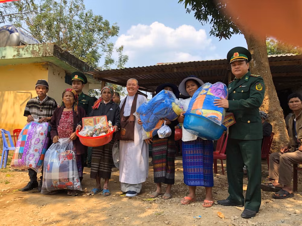 Bà con dân bản rất vui mừng khi nhận quà.