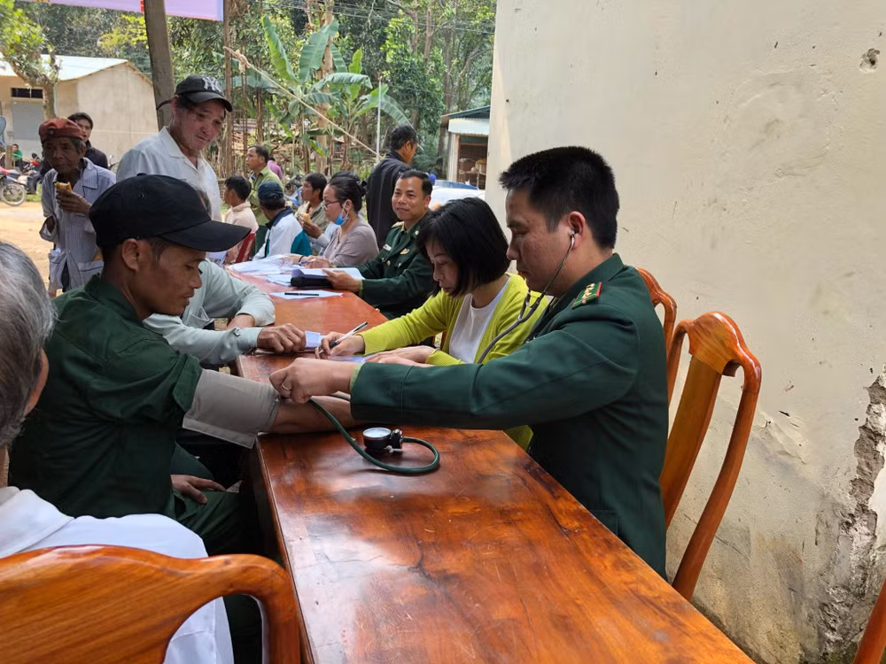 Các y, bác sĩ trường Đại học Y dược Huế phối hợp với Bác sĩ Biên phòng khám bệnh miễn phí cho bà con dân bản.