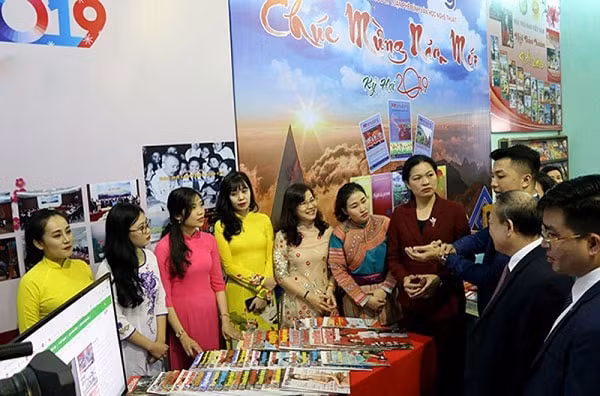 Các đại biểu tham quan các gian hàng trưng bày báo chí.