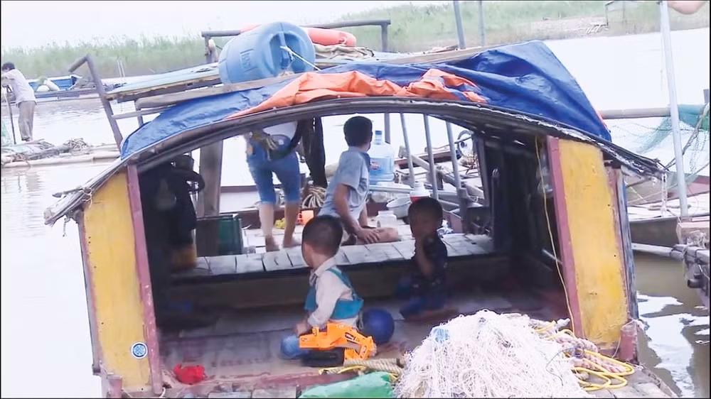 Những đứa trẻ buộc dây vào chân để bảo vệ sự sống.