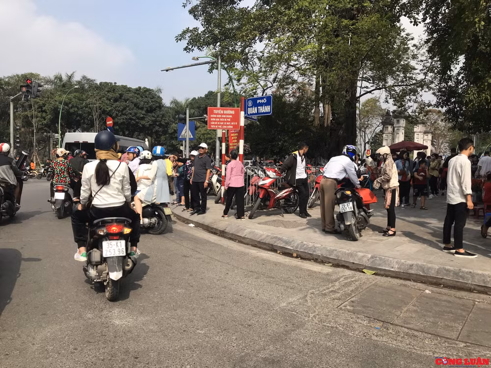 Vỉa hè, lòng đường Thanh Niên bị tận dụng tối đa làm nơi để xe. Ảnh: N.H