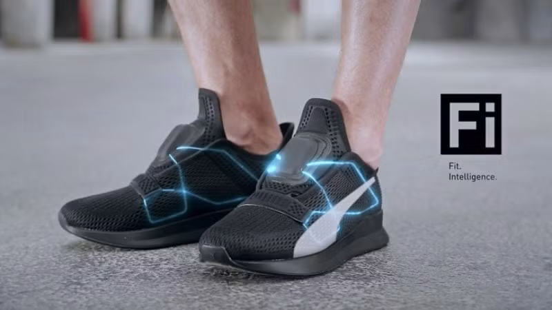 Fi- giày thể thao tự buộc dây của Puma.