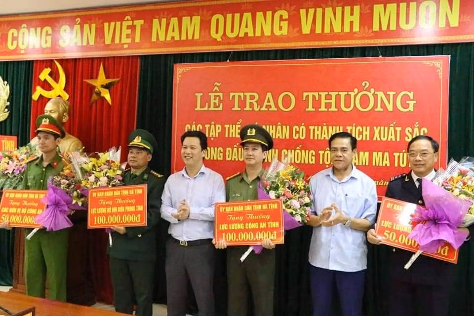 Chủ tịch UBND tỉnh Hà Tĩnh Đặng Quốc Khánh đã trao thưởng cho các tổ chức...