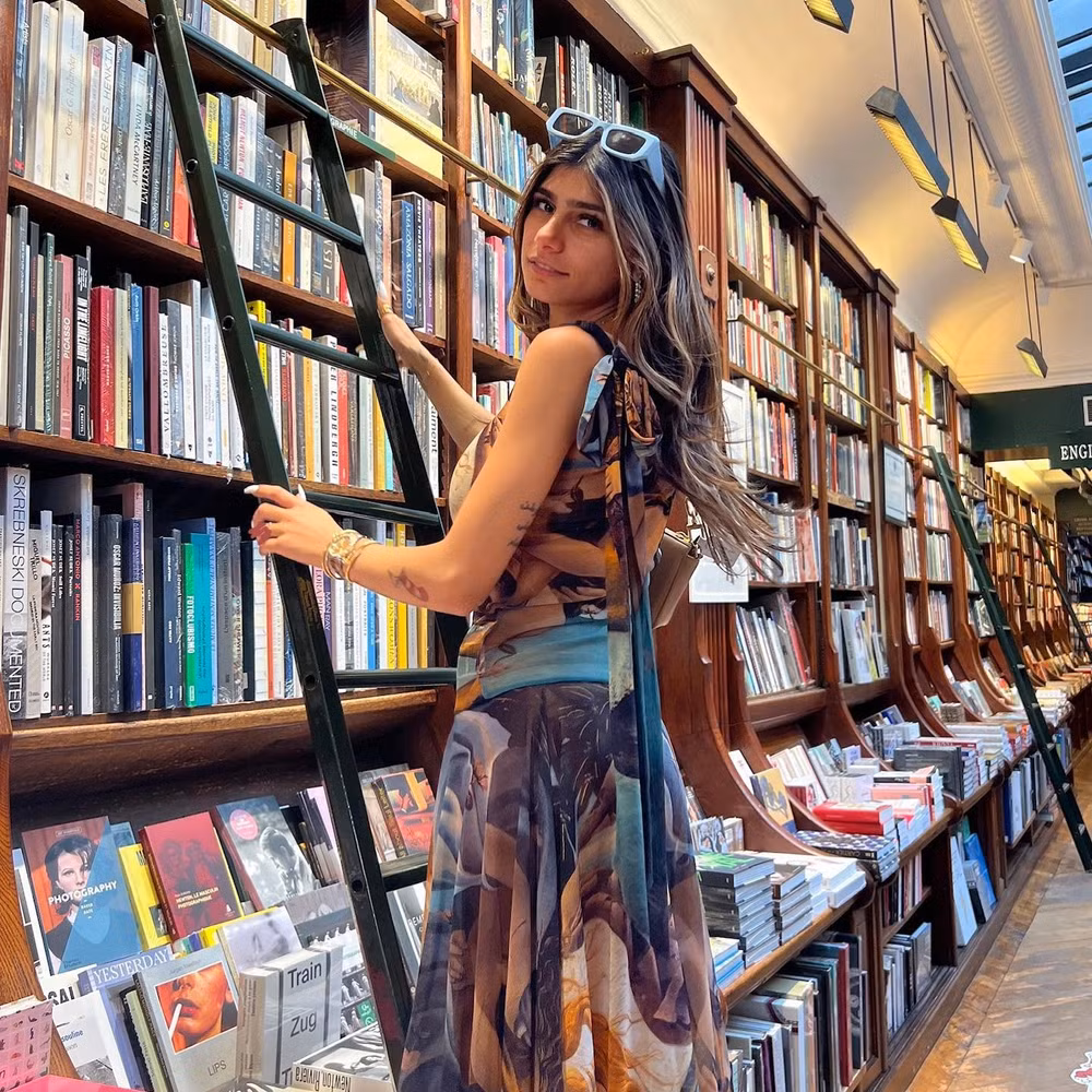 nu dien vien mia khalifa dinh nghi van hen ho vdv bong bau duc kem 3 tuoi hinh 3