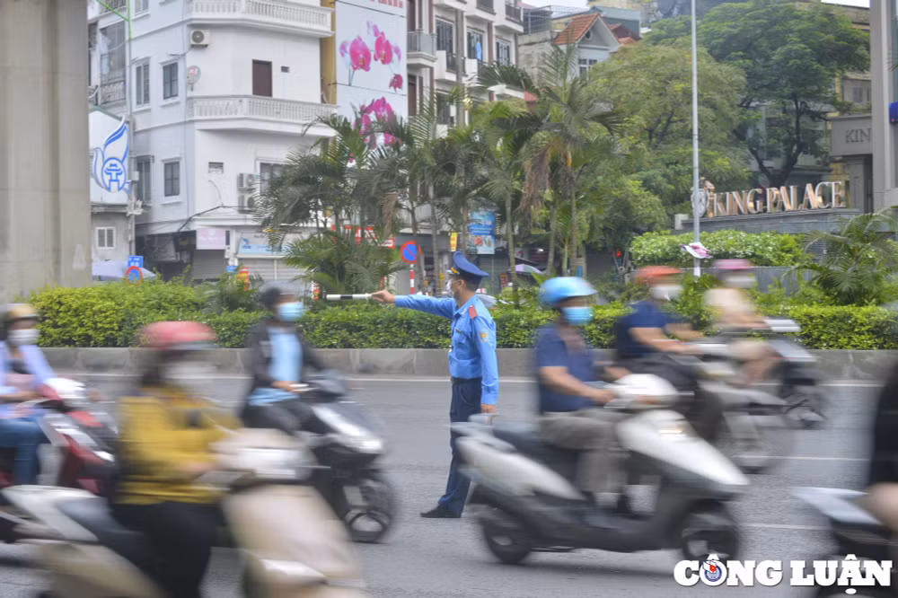 giao thong lon xon trong ngay dau phan lan duong nguyen trai ha noi hinh 5