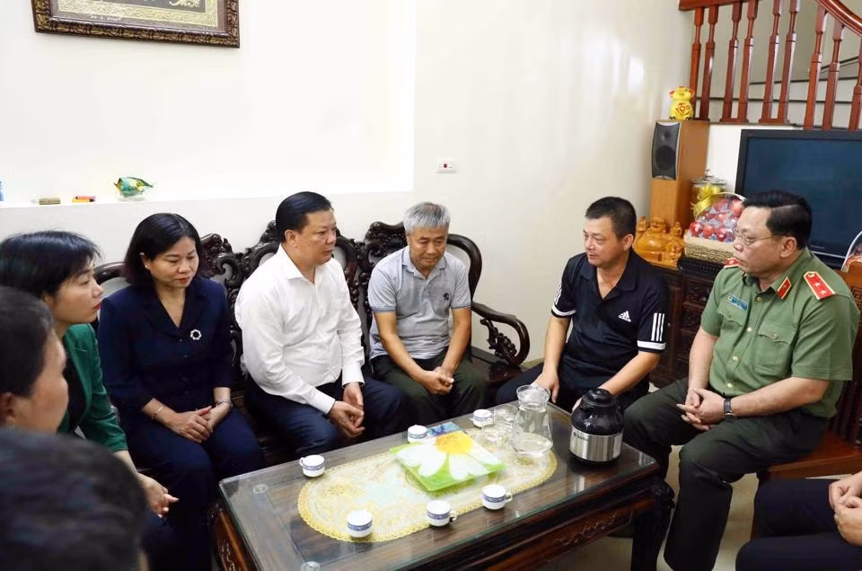 lanh dao tp ha noi tham dong vien gia dinh 3 chien si hy sinh trong vu chay hinh 2