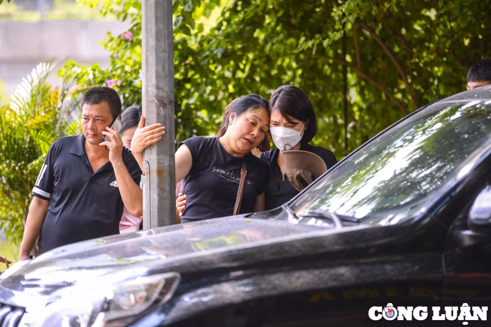 hinh anh nguoi than chien si canh sat hi sinh tai buoi kham nghiem hien truong vu chay quan karaoke hinh 7