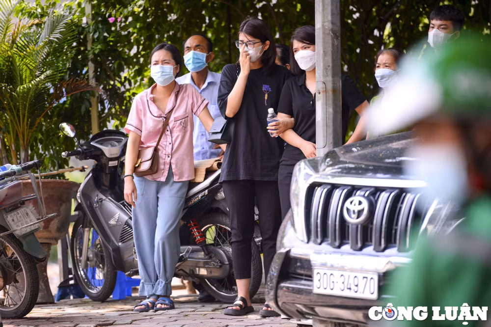 hinh anh nguoi than chien si canh sat hi sinh tai buoi kham nghiem hien truong vu chay quan karaoke hinh 6