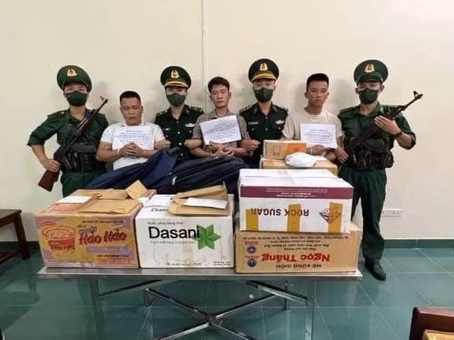 bat giu 3 doi tuong van chuyen 30kg hang trang va mang theo sung k59 hinh 1