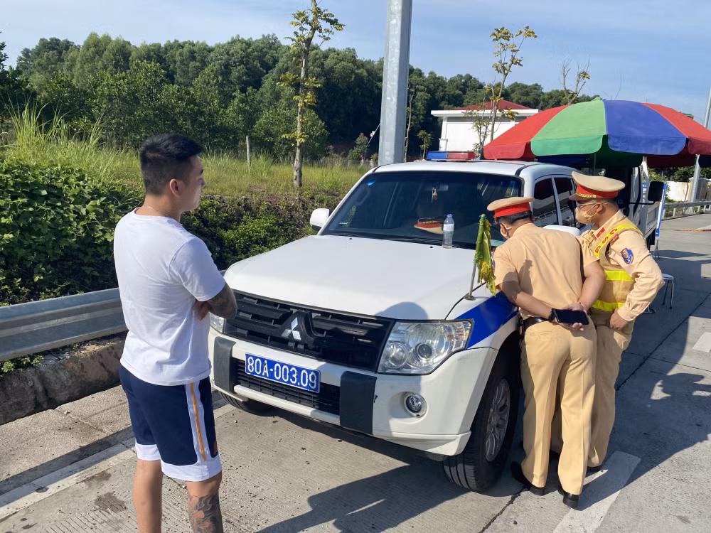 tai xe bi giu bang dung thuoc lac lai xe tren cao toc doi dien khung phat 46 trieu dong hinh 1