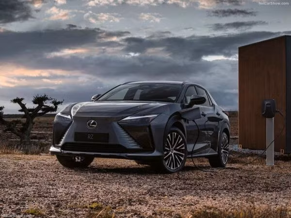 kham pha cong nghe lai dien tu tren lexus rz 450e 2023 hinh 1