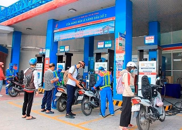xe om lao dong ngheo them ganh nang khi xang dau lien tiep tang gia hinh 1