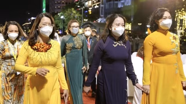ruc ro dem khai mac le hoi ao dai tp hcm nam 2022 hinh 1