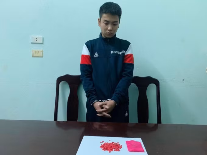 gia dang lam hoc sinh de mang 196 vien hong phien di ban le hinh 1