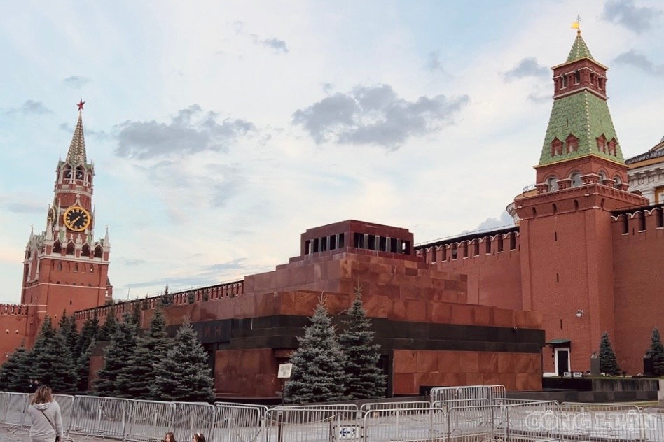 Lăng Lenin nằm bên Quảng trường Đỏ, ngay sát tường Kremlin. Công trình là một địa điểm gắn với nhiều dấu mốc trong lịch sử nước Nga thế kỷ XX. Kiến trúc bằng đá mang vẻ trang nghiêm, tạo nên một điểm nhấn đặc biệt giữa không gian quảng trường. clo_br_img-0893.jpg