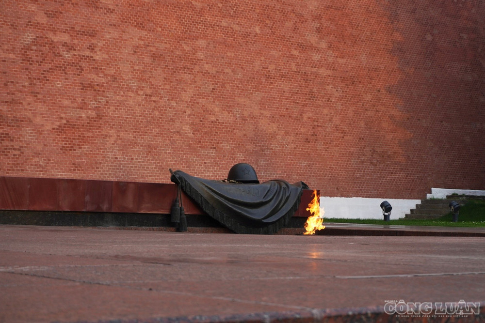 Ngọn lửa vĩnh cửu tại Vườn Alexander, bên ngoài tường Kremlin, được thắp để tưởng niệm những người đã hy sinh trong cuộc Chiến tranh Vệ quốc vĩ đại. Ngọn lửa được đặt tại Mộ Chiến sĩ Vô danh và trở thành một địa điểm tưởng niệm quan trọng ở trung tâm Moscow. clo_br_dsc06923.jpg