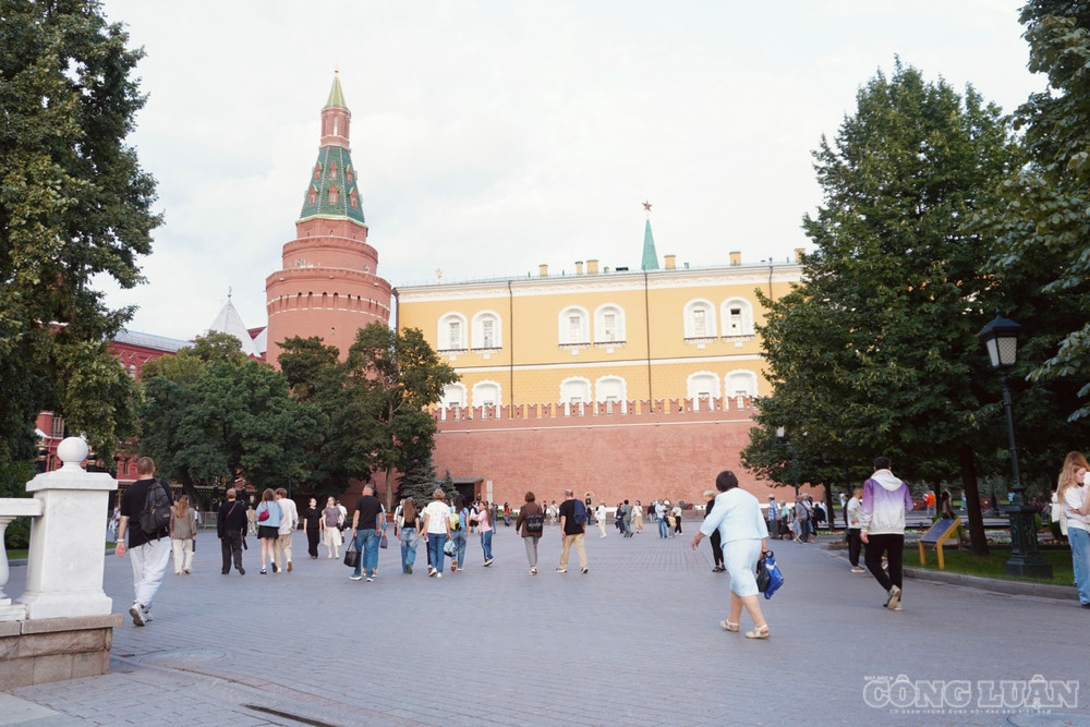 Điện Kremlin nằm ở phía tây Quảng trường Đỏ - quần thể kiến trúc có ý nghĩa đặc biệt trong lịch sử và đời sống chính trị của nước Nga. Bên trong những bức tường thành là các cung điện, nhà thờ và công trình được xây dựng qua nhiều thế kỷ, tạo nên một trong những biểu tượng nổi bật của Moscow. clo_br_dsc07000.jpg