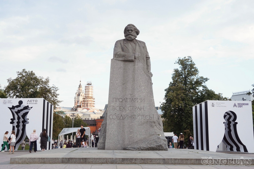 Tượng đài Karl Marx nằm tại khu vực gần Nhà hát Bolshoi, cách Quảng trường Đỏ không xa. Công trình được dựng để tưởng niệm Karl Marx - nhà tư tưởng có ảnh hưởng lớn đến lịch sử phong trào cộng sản thế giới, trong đó có Liên Xô trước đây. clo_br_dsc06880.jpg