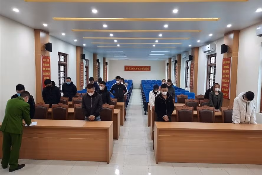 16 thanh nien nam nu tu tap mo tiec ma tuy trong quan karaoke o hai duong hinh 1