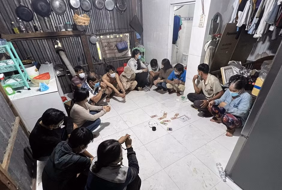 hang chuc nguoi tu tap danh bac giua mua dich covid 19 hinh 1