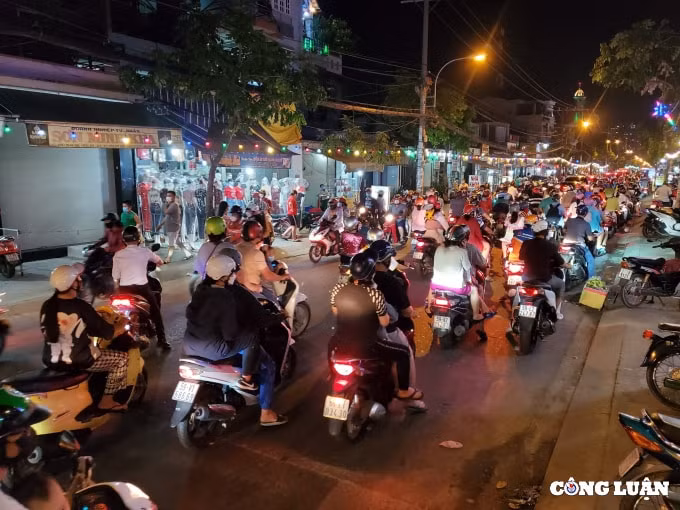 khong con canh ket xe xom dao o tp hcm van nhon nhip trong dem giang sinh hinh 5