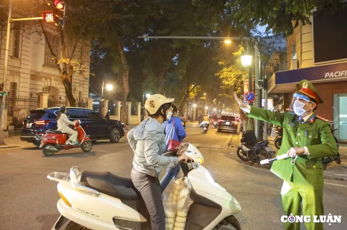 lap hang loat rao chan chot chan xung quanh nha tho lon vao dem noel hinh 8