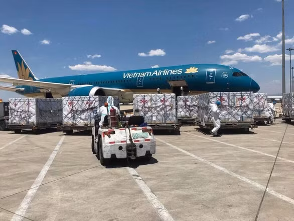 Vietnam Airlines bố trí một chuyến bay riêng chở vắc xin. Ảnh: VNA