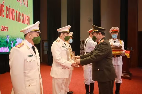 cong an tp ha noi trao quyet dinh dieu dong bo nhiem 10 can bo hinh 1