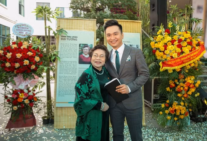 xuc dong trien lam 110 bai tho tri an dai tuong vo nguyen giap hinh 4