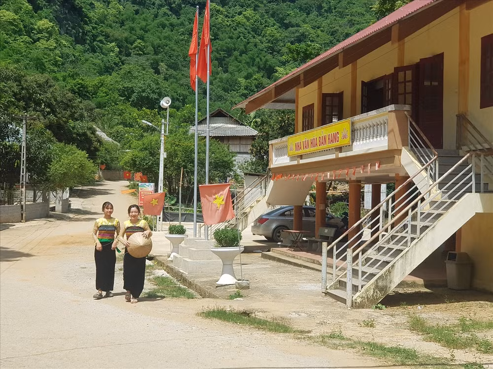 Diện mạo mới khang trang ở một số bản NTM trên địa bàn huyện Quan Hóa. (Trong ảnh: Một góc bản Hang, xã Phú Lệ)