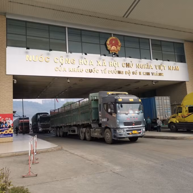 lao cai thong quan tro lai cua khau quoc te duong bo so 2 kim thanh hinh 1