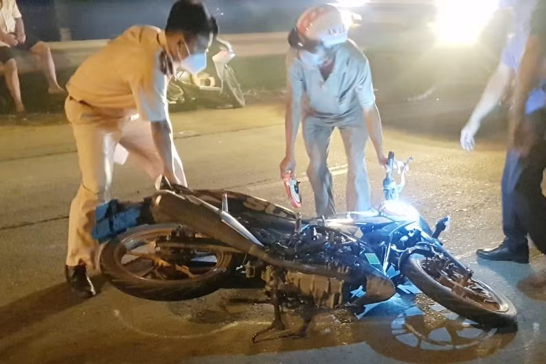 hai cha con tu vong sau tai nan lien hoan giua 6 xe may hinh 1