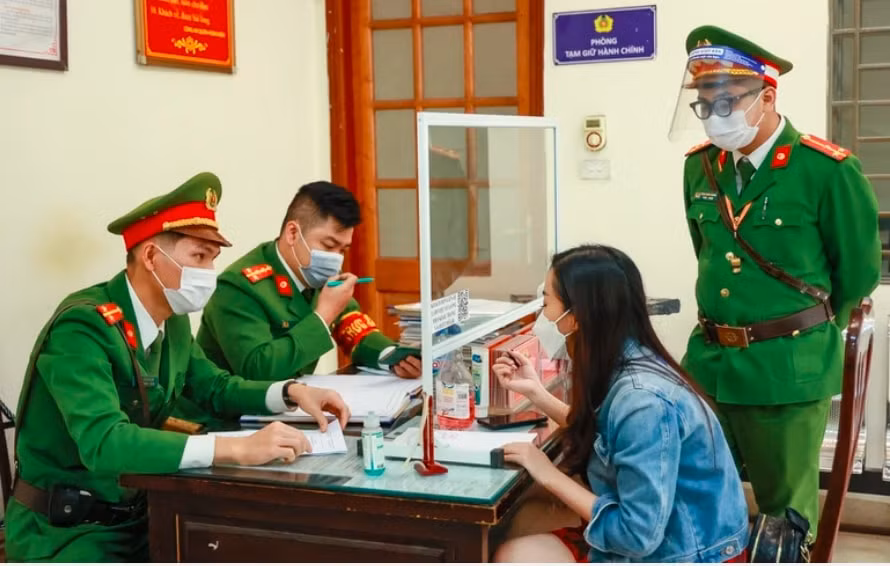 khong deo khau trang khi chup anh check in co gai bi phat 2 trieu dong hinh 1