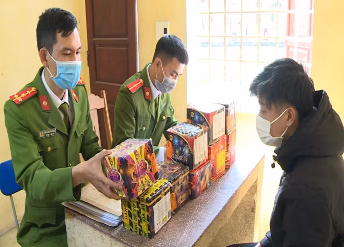 bat qua tang 2 doi tuong mua phao no tren mang xa hoi ve choi tet hinh 1
