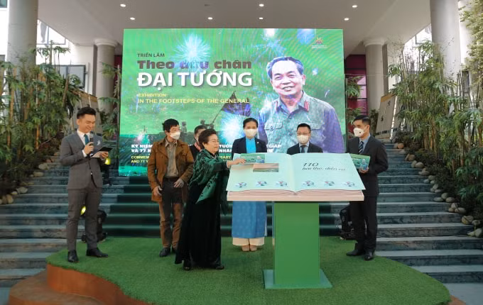 song lai ky uc ve dai tuong vo nguyen giap qua trien lam tho dien ca lich su hinh 2