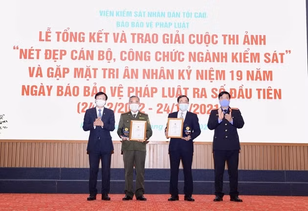 trao giai cuoc thi anh net dep can bo cong chuc nganh kiem sat hinh 1