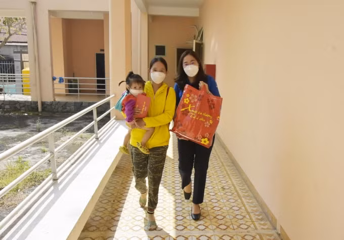 pvfcco trao gan 20000 phan qua xuan yeu thuong tet se chia hinh 4