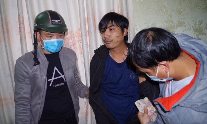 lien tiep bat giu cac doi tuong tang tru mua ban hang ngan vien ma tuy hinh 1