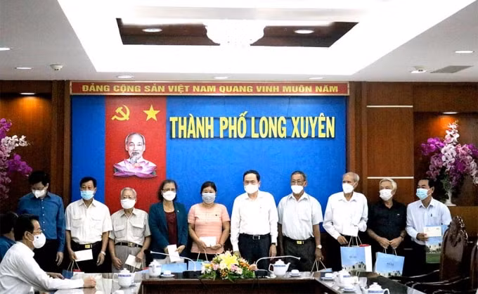 pho chu tich thuong truc quoc hoi tham va tang qua gia dinh chinh sach tieu bieu hinh 1
