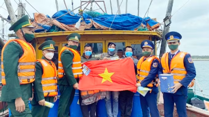 canh sat bien tang cuong hoat dong tuyen truyen iuu cho ngu dan hinh 2