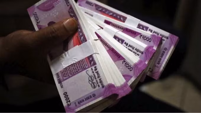 rupee an do tro thanh dong tien te giam manh nhat chau a hinh 1